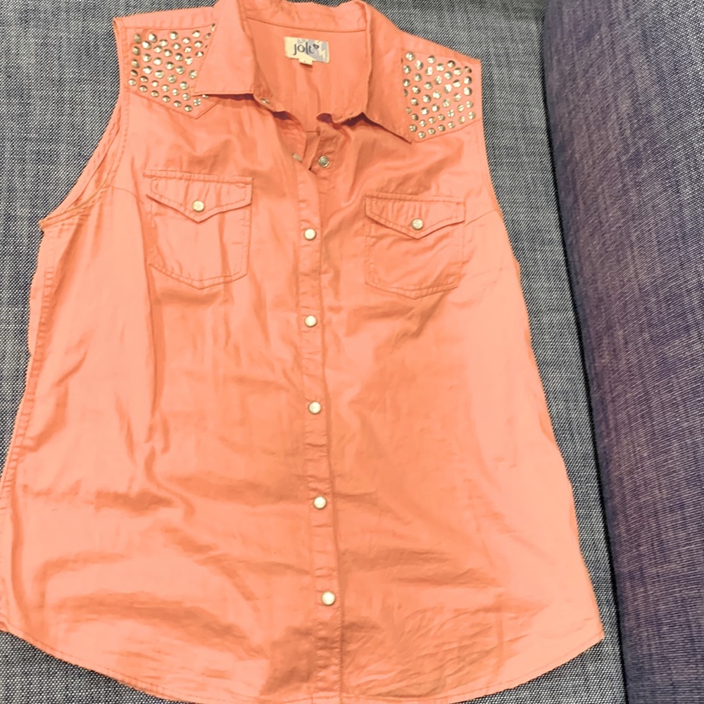 Top blouse with snaps.